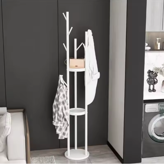 Porte-manteau sur pied en métal avec étagères intégrées
